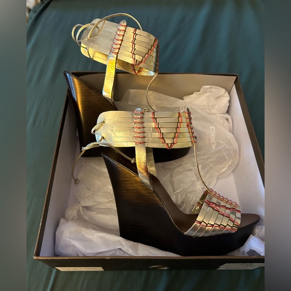 bebe Angie Gold Wedge Sandals in Sz. 7.. brown wedges.. NIB.. never been worn.. - Picture 4 of 8